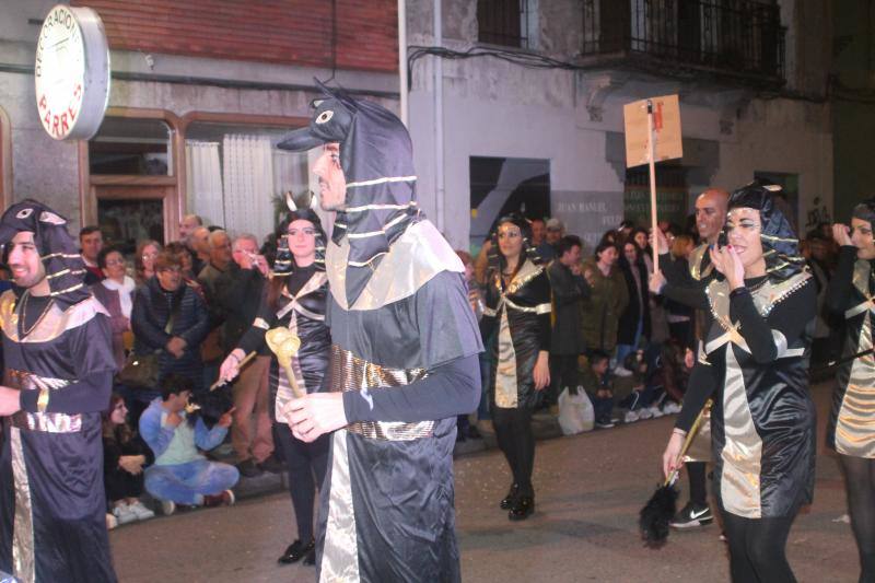 El carnaval de Arriondas reunió a más de 400 participantes que desfilaron por la capital parraguesa