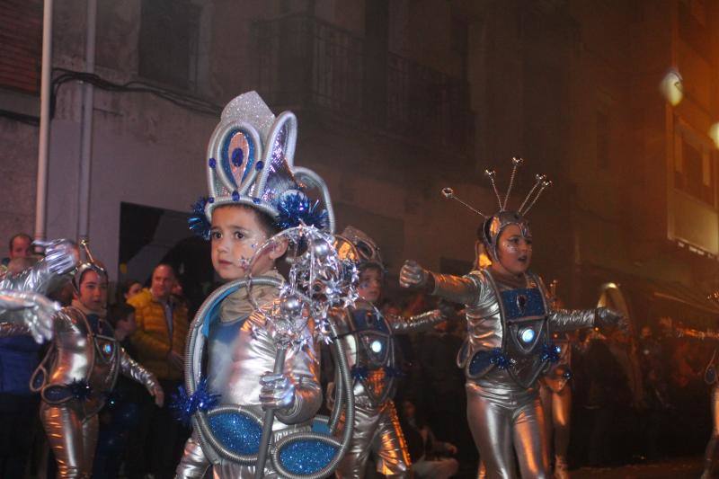 El carnaval de Arriondas reunió a más de 400 participantes que desfilaron por la capital parraguesa