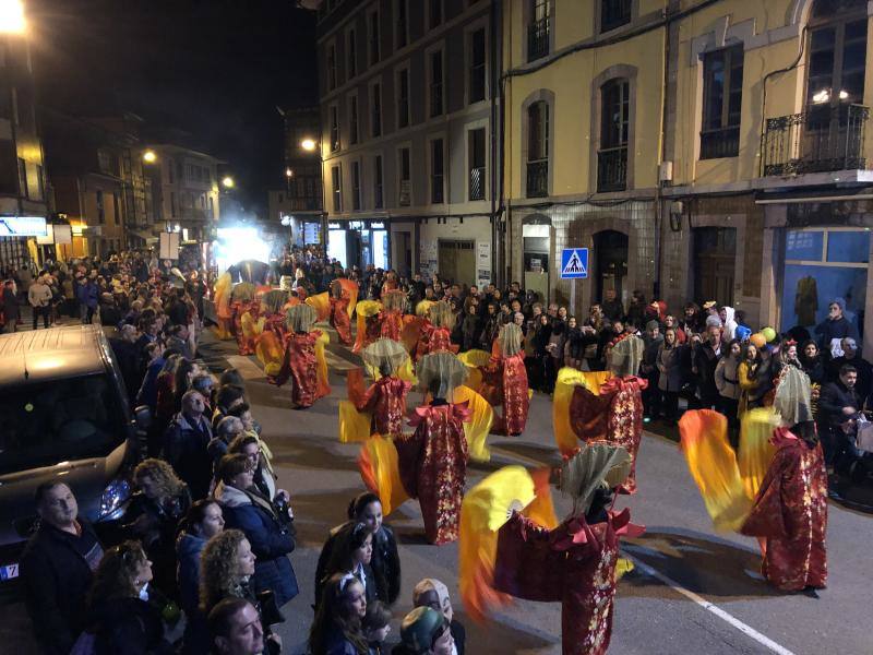 El carnaval de Arriondas reunió a más de 400 participantes que desfilaron por la capital parraguesa