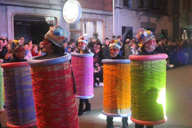 El carnaval de Arriondas reunió a más de 400 participantes que desfilaron por la capital parraguesa