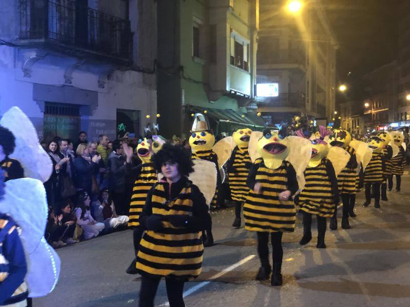 El carnaval de Arriondas reunió a más de 400 participantes que desfilaron por la capital parraguesa