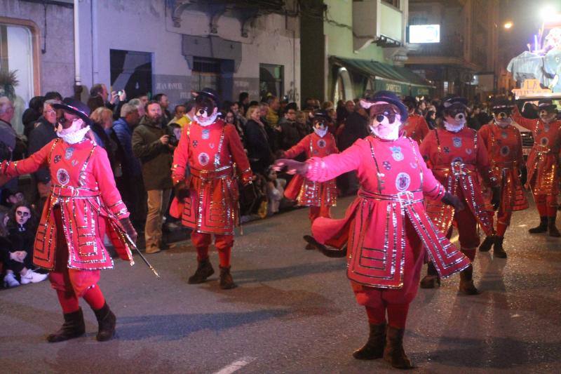 El carnaval de Arriondas reunió a más de 400 participantes que desfilaron por la capital parraguesa