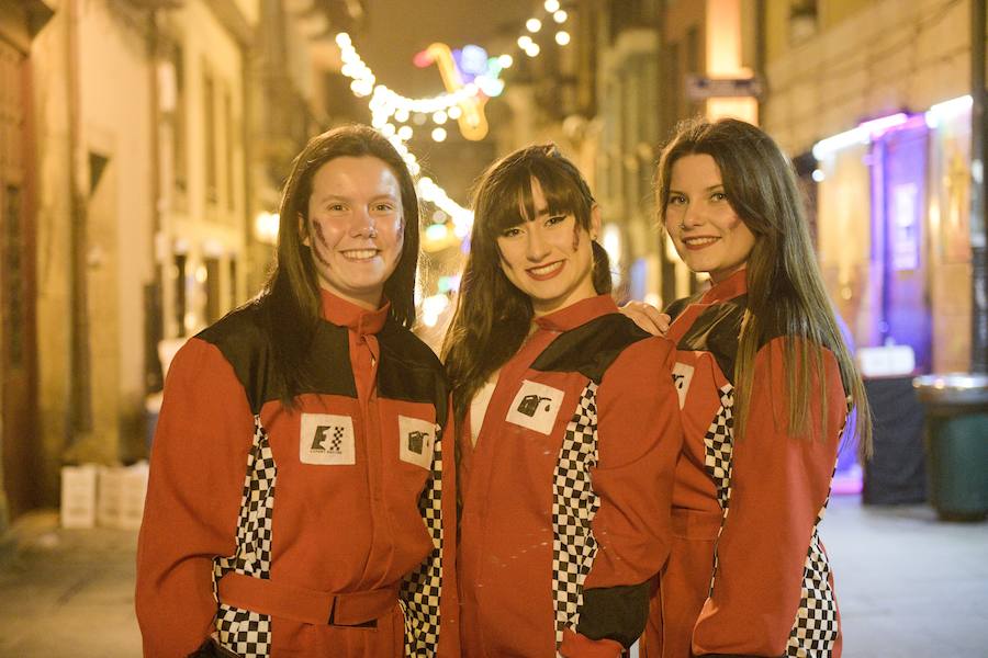 Después de un día donde los disfraces y el espectáculo fueron los protagonistas en Oviedo, la noche no iba a ser menos. Los jóvenes salieron a celebrar el Antroxu de Oviedo.