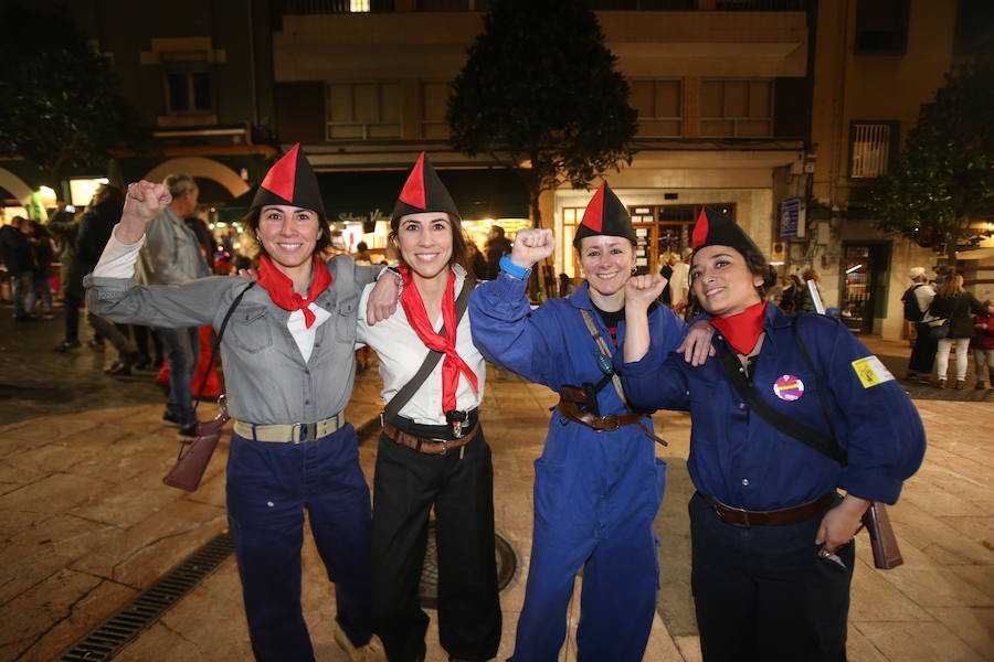Después de un día donde los disfraces y el espectáculo fueron los protagonistas en Oviedo, la noche no iba a ser menos. Los jóvenes salieron a celebrar el Antroxu de Oviedo.