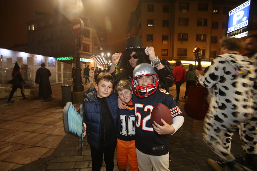 Después de un día donde los disfraces y el espectáculo fueron los protagonistas en Oviedo, la noche no iba a ser menos. Los jóvenes salieron a celebrar el Antroxu de Oviedo.