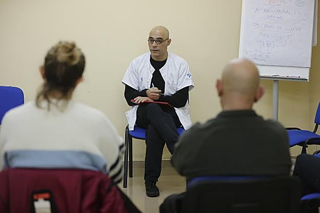 El psicólogo clínico Carlos Veiga, en una de las terapias de grupo de 'Sobrevivir al trabajo'. 