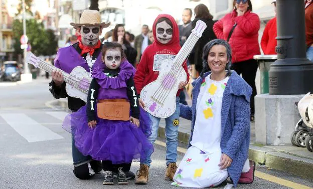 Jaime Vilardebó, Paloma González y sus hijos Nicolás, de 7 años, y Julia, de 3, escogieron los personajes de la película ambientada en México 'Coco'. 