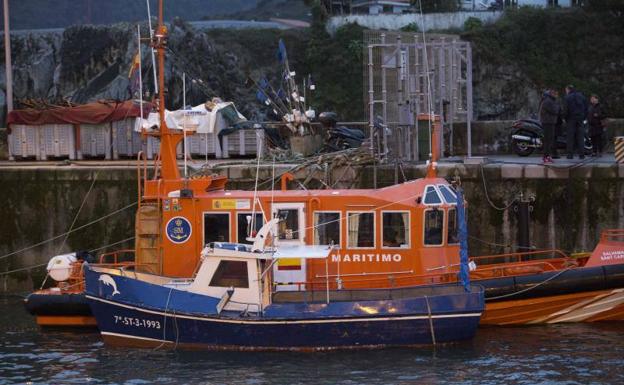 Barco remolcado en el puerto de Llanes.