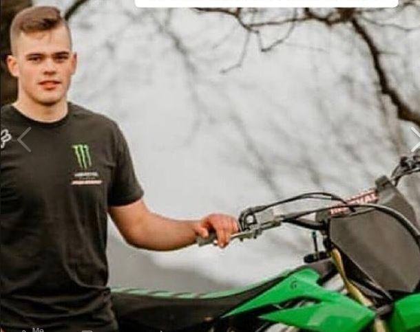 El joven motorista asturiano de 19 años perdió la vida a consecuencia de una parada respiratoria provocada por un golpe en la cabeza que se produjo durante la disputa de una prueba del Campeonato de Motocross de Castilla y León.