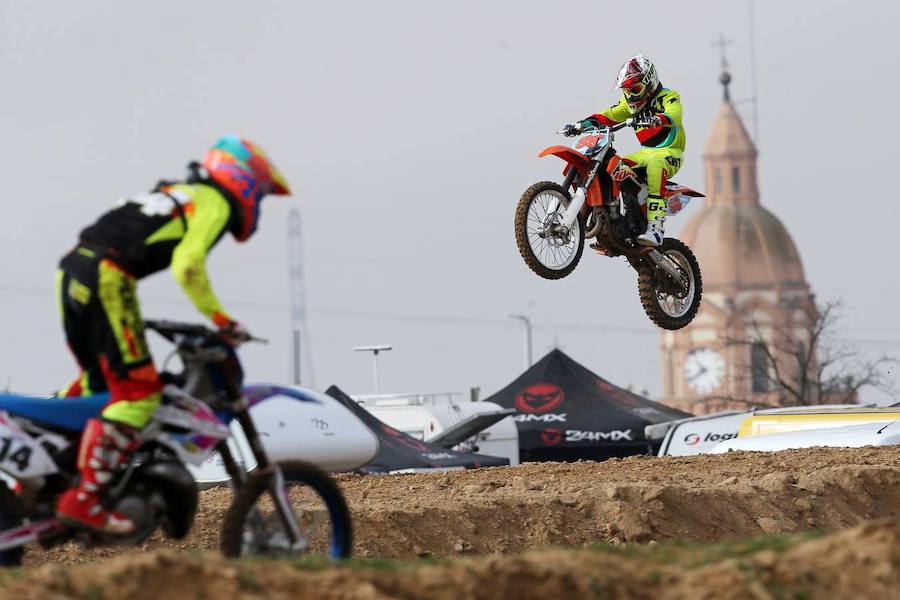 El joven motorista asturiano de 19 años perdió la vida a consecuencia de una parada respiratoria provocada por un golpe en la cabeza que se produjo durante la disputa de una prueba del Campeonato de Motocross de Castilla y León.