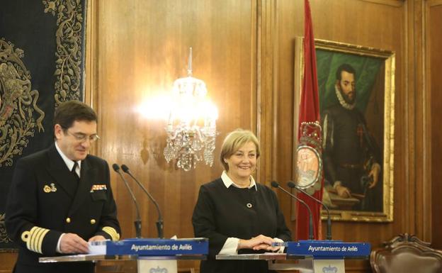 El comandante naval de Gijón, Carlos Orueta, y la alcaldesa, Mariví Monteserín, hoy en el Ayuntamiento.