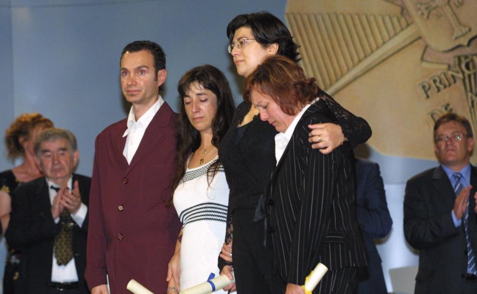 Luis Postigo, Dolores Pascual, Montserrat Maestre y Blanca Álvarez, durante la entrega de la Medalla de Oro del Principado a las víctimas del 11-M en 2004. 