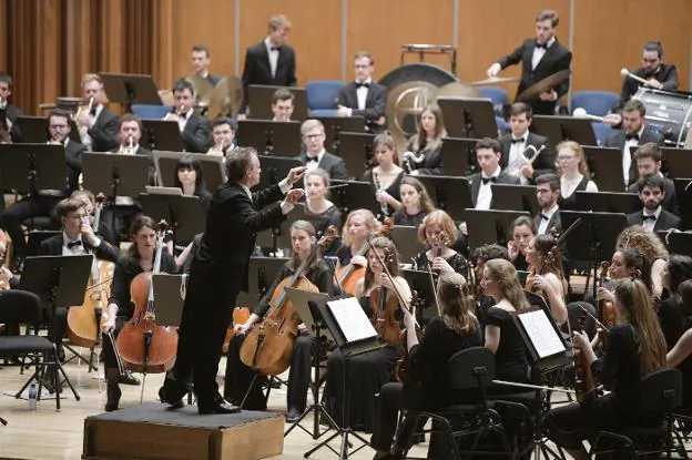 Jonathan Nott y la Joven Orquesta Gustav Mahler, ayer, en un Auditorio Príncipe abarrotado. 