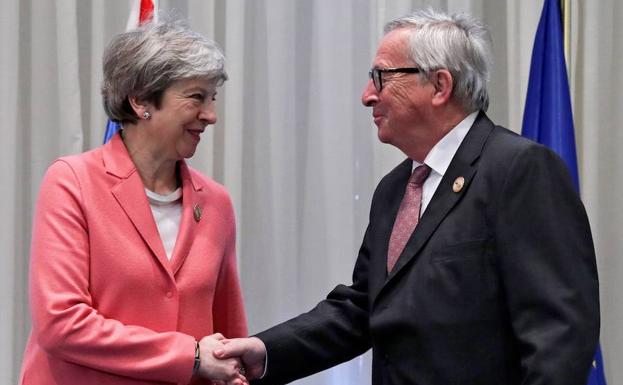 La primera ministra británica, Theresa May, y el presidente de la Comisión Europea, Jean-Claude Juncker.