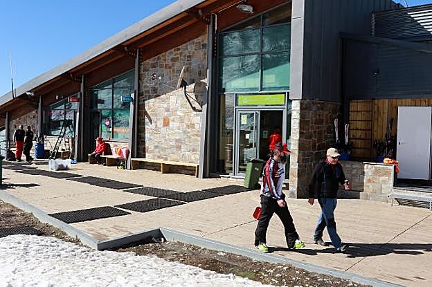 Varios usuarios, ayer, en las instalaciones de Fuentes de Invierno. 