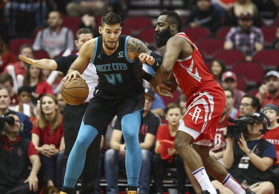 Willy Hernangomez y James Harden. 