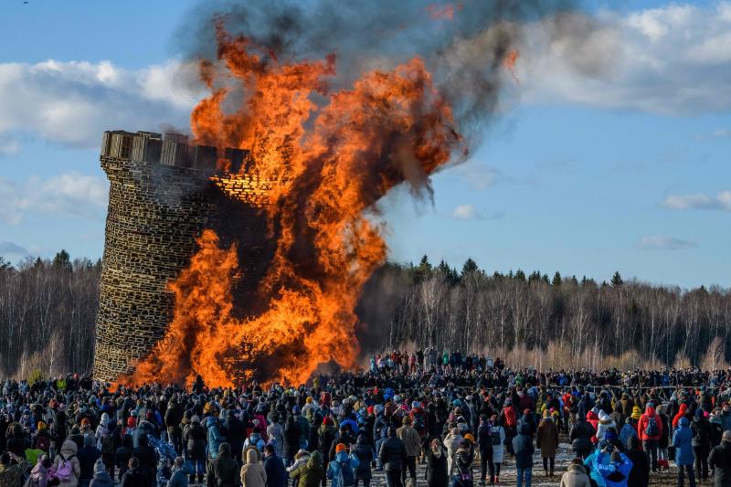 Shrovetide o Maslenitsa es una antigua ceremonia de despedida al invierno, tradicionalmente celebrada en Bielorrusia, Rusia y Ucrania e implica la quema de una gran efigie