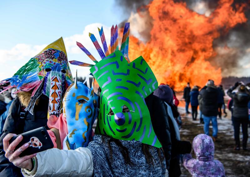 Shrovetide o Maslenitsa es una antigua ceremonia de despedida al invierno, tradicionalmente celebrada en Bielorrusia, Rusia y Ucrania e implica la quema de una gran efigie