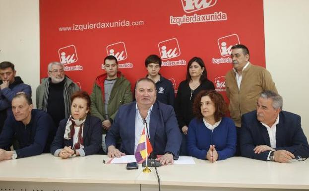 Ramón Argüelles, rodeado por dirigentes y representantes públicos de IU, ayer durante el acto en el que anunció su dimisión. 