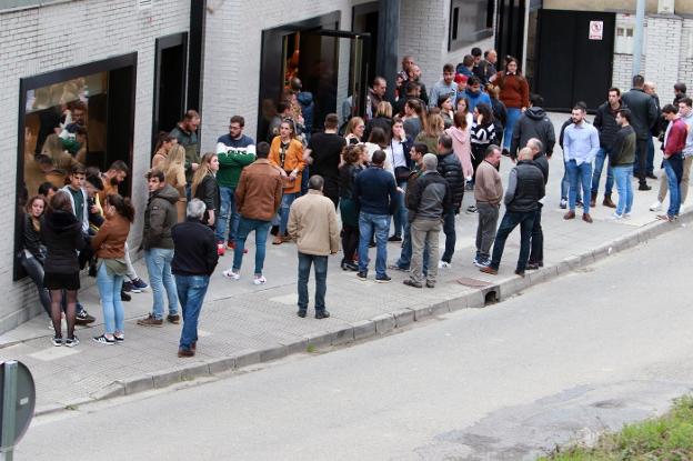 Amigos y allegados a la familia de Enol Megido, ayer, a la entrada del tanatorio de Moreda (Aller). 