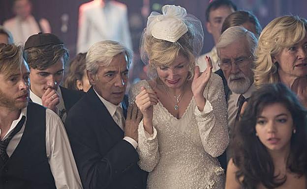 Paloa Bloyd da vida a Deborah. 