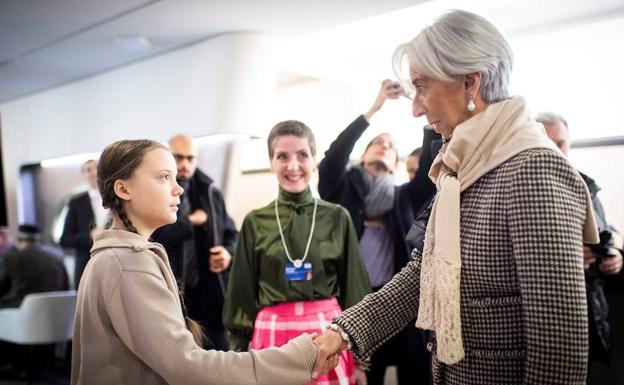 - La directora gerente del FMI, Christine Lagarde saluda a la estudiante sueca Greta Thunberg en el Foro de Davos, Suiza. 
