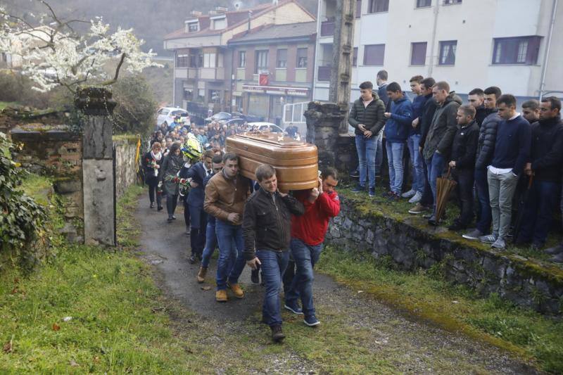 Silencio y rugido de motores. Una extraña pero esta tarde emotiva combinación fue la que ofrecieron esta tarde amigos y familiares del joven piloto asturiano para honrar su memoria. Su casco en alto. Su recuerdo presente. Y Cabañaquinta lloró la temprana marcha de un chaval de 19 años con toda una vida, motera, por delante.