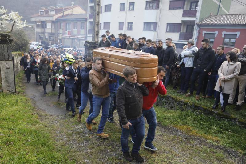 Silencio y rugido de motores. Una extraña pero esta tarde emotiva combinación fue la que ofrecieron esta tarde amigos y familiares del joven piloto asturiano para honrar su memoria. Su casco en alto. Su recuerdo presente. Y Cabañaquinta lloró la temprana marcha de un chaval de 19 años con toda una vida, motera, por delante.