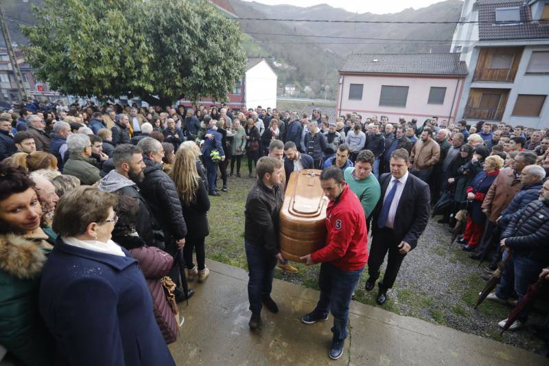 Silencio y rugido de motores. Una extraña pero esta tarde emotiva combinación fue la que ofrecieron esta tarde amigos y familiares del joven piloto asturiano para honrar su memoria. Su casco en alto. Su recuerdo presente. Y Cabañaquinta lloró la temprana marcha de un chaval de 19 años con toda una vida, motera, por delante.