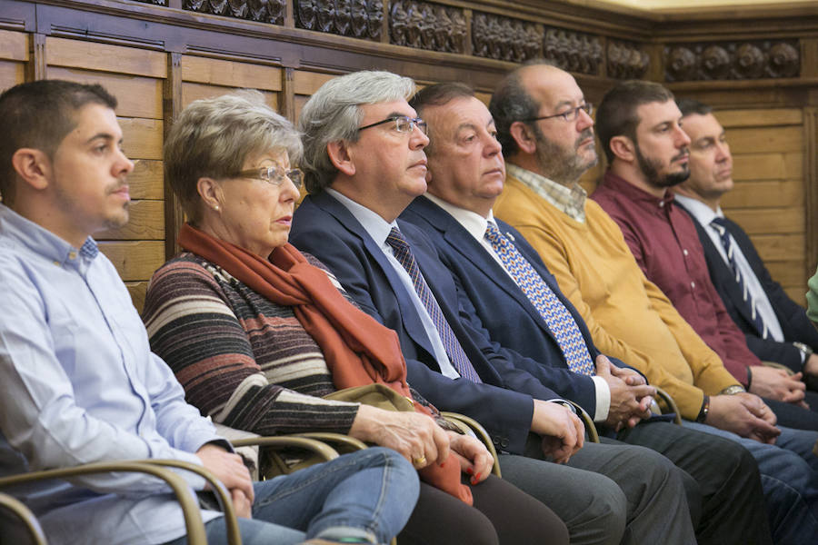 Vicente Álvarez Areces recibió a título póstumo el reconocimientp de Hijo Predilecto de la villa de Gijón. Junto a él se ha distinguido al Hospital de Cabueñes, al que se ha concedido la Medalla de Oro, y cinco personas y entidades galardonadas con sendas medallas de plata: Luis Manuel Flórez García 'Floro', la asociación de Gais, Lesbianas, Transexuales y Bisexuales 'Xega', la Unión de Comerciantes, Tita Caravera, Soledad Lafuente y Luis Miguel Piñera.