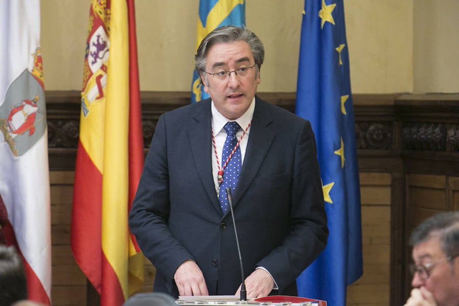 Vicente Álvarez Areces recibió a título póstumo el reconocimientp de Hijo Predilecto de la villa de Gijón. Junto a él se ha distinguido al Hospital de Cabueñes, al que se ha concedido la Medalla de Oro, y cinco personas y entidades galardonadas con sendas medallas de plata: Luis Manuel Flórez García 'Floro', la asociación de Gais, Lesbianas, Transexuales y Bisexuales 'Xega', la Unión de Comerciantes, Tita Caravera, Soledad Lafuente y Luis Miguel Piñera.