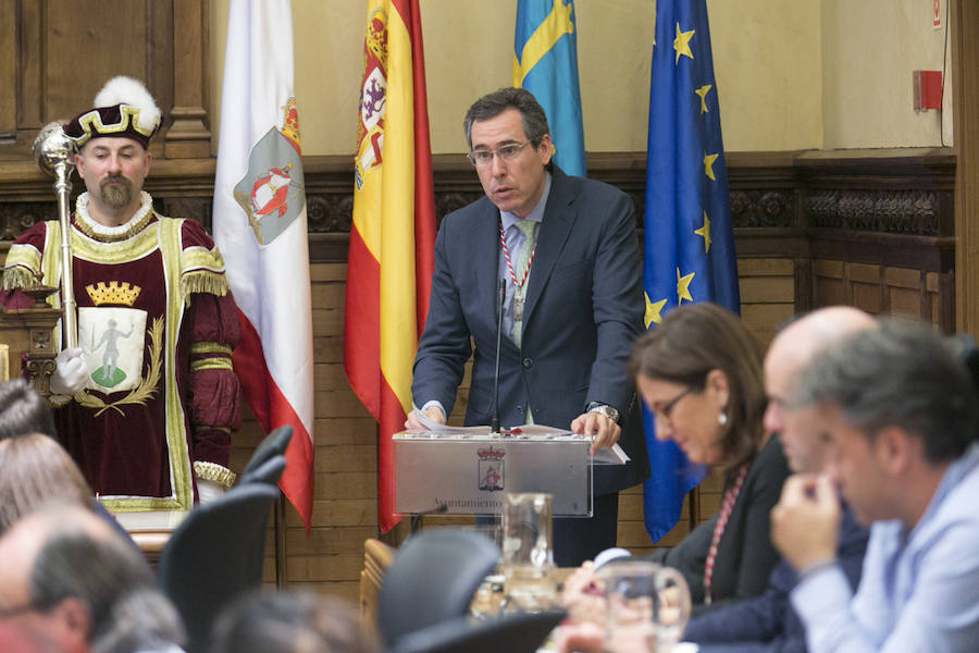 Vicente Álvarez Areces recibió a título póstumo el reconocimientp de Hijo Predilecto de la villa de Gijón. Junto a él se ha distinguido al Hospital de Cabueñes, al que se ha concedido la Medalla de Oro, y cinco personas y entidades galardonadas con sendas medallas de plata: Luis Manuel Flórez García 'Floro', la asociación de Gais, Lesbianas, Transexuales y Bisexuales 'Xega', la Unión de Comerciantes, Tita Caravera, Soledad Lafuente y Luis Miguel Piñera.