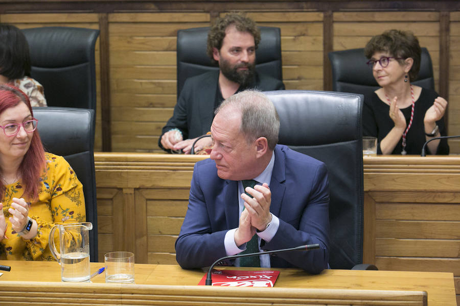 Vicente Álvarez Areces recibió a título póstumo el reconocimientp de Hijo Predilecto de la villa de Gijón. Junto a él se ha distinguido al Hospital de Cabueñes, al que se ha concedido la Medalla de Oro, y cinco personas y entidades galardonadas con sendas medallas de plata: Luis Manuel Flórez García 'Floro', la asociación de Gais, Lesbianas, Transexuales y Bisexuales 'Xega', la Unión de Comerciantes, Tita Caravera, Soledad Lafuente y Luis Miguel Piñera.