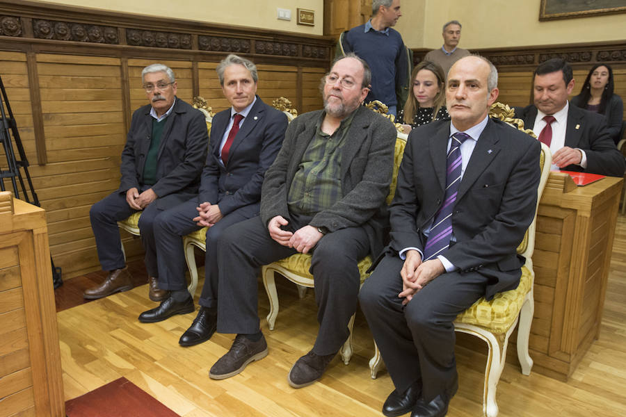 Vicente Álvarez Areces recibió a título póstumo el reconocimientp de Hijo Predilecto de la villa de Gijón. Junto a él se ha distinguido al Hospital de Cabueñes, al que se ha concedido la Medalla de Oro, y cinco personas y entidades galardonadas con sendas medallas de plata: Luis Manuel Flórez García 'Floro', la asociación de Gais, Lesbianas, Transexuales y Bisexuales 'Xega', la Unión de Comerciantes, Tita Caravera, Soledad Lafuente y Luis Miguel Piñera.