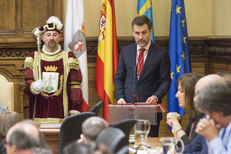 Vicente Álvarez Areces recibió a título póstumo el reconocimientp de Hijo Predilecto de la villa de Gijón. Junto a él se ha distinguido al Hospital de Cabueñes, al que se ha concedido la Medalla de Oro, y cinco personas y entidades galardonadas con sendas medallas de plata: Luis Manuel Flórez García 'Floro', la asociación de Gais, Lesbianas, Transexuales y Bisexuales 'Xega', la Unión de Comerciantes, Tita Caravera, Soledad Lafuente y Luis Miguel Piñera.