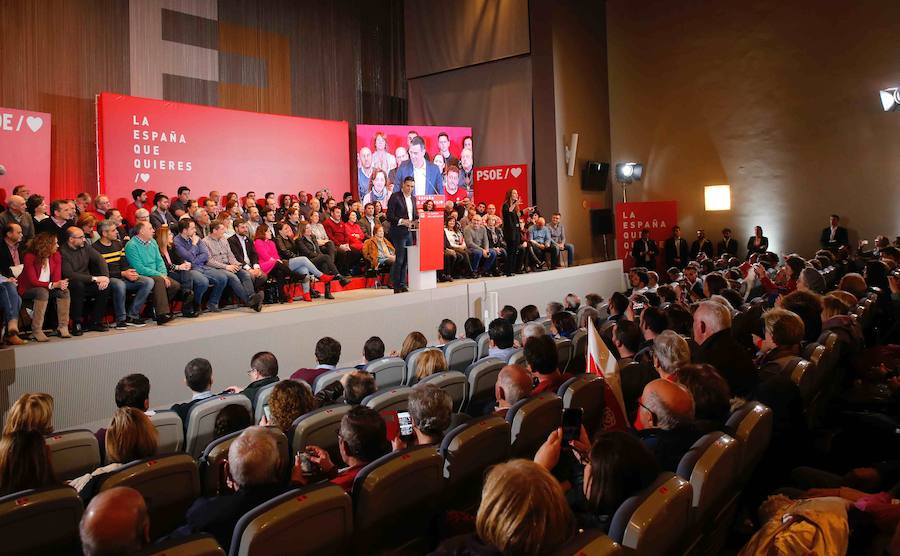 El secretario general del PSOE, Pedro Sánchez, participa en un acto en Gijón con los candidatos del partido al Congreso, Adriana Lastra, la presidencia de Asturias, Adrián Barbón y la Alcaldía de Gijón, Ana González. 