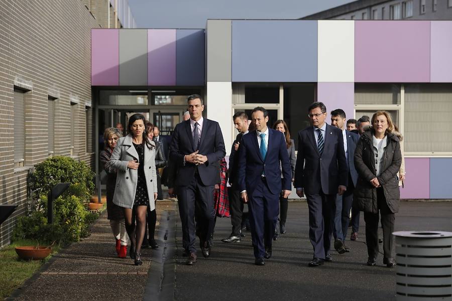 Pedro Sánchez visita la Casa Malva en Gijón.