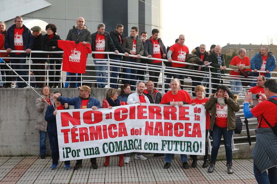 Trabajadores de Alcoa, de las subcontratas de Hunosa, pescadores... Representantes de diversos colectivos profesionales se han concentrado a las puertas del ferial Luis Adaro de Gijón para trasladar sus reivindicaciones al presidente del Gobierno, Pedro Sánchez, que participa en un mitin. También esperaban su llegada simpatizantes y militantes del PSOE.