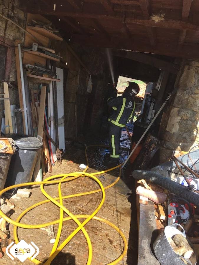 Un hombre resultó quemado levemente en una mano. El fuego calcinó por completo un pajar y afectó también al tejado de la vivienda contigua.