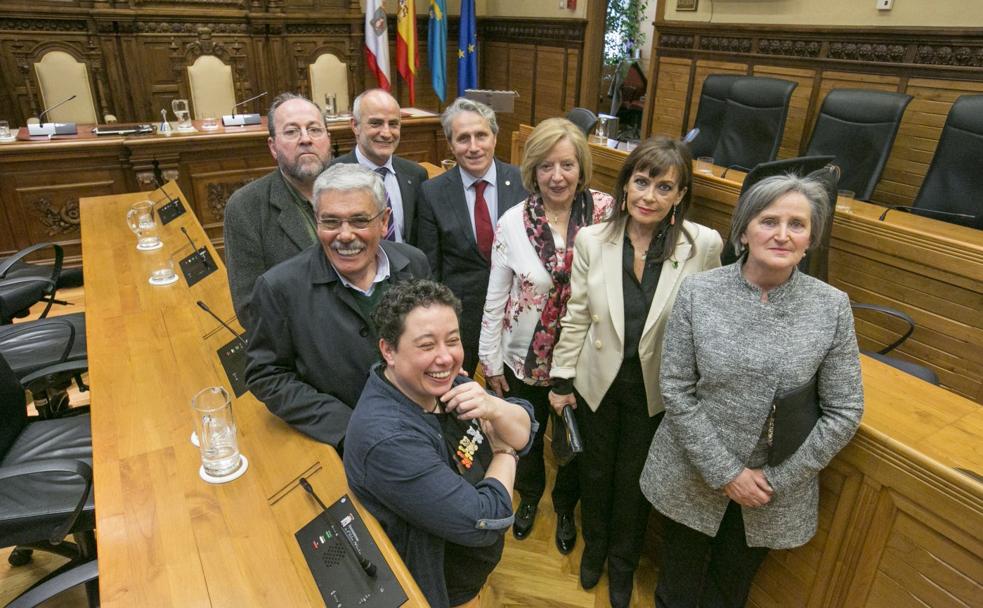 Foto de familia de las ocho personas y entidades distinguidas en el salón de plenos. Por la izquierda, Yosune Álvarez (Xega), Luis Manuel Flórez, 'Floro'; Luis Miguel Piñera, Miguel Rodríguez (gerente del Hospital de Cabueñes), Germán Heredia (presidente de la Unión de Comerciantes del Principado), Tita Caravera, Soledad Saavedra y Soledad Lafuente. 