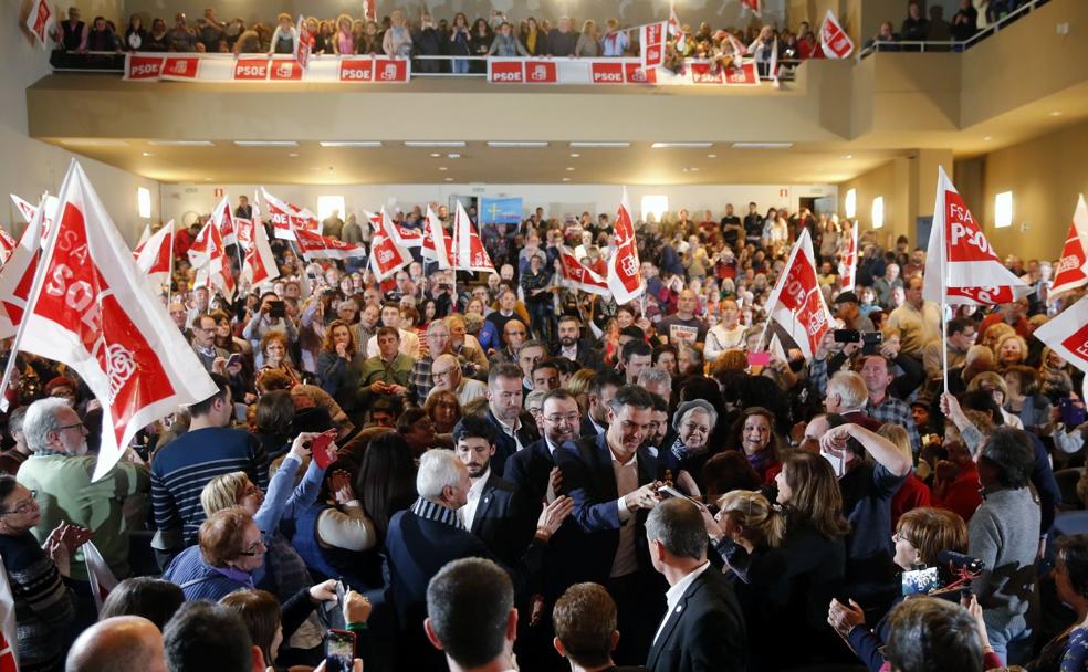 Pedro Sánchez, arropado por dirigentes socialistas asturianos, llega al escenario del mitin que el PSOE organizó ayer en Gijón. 