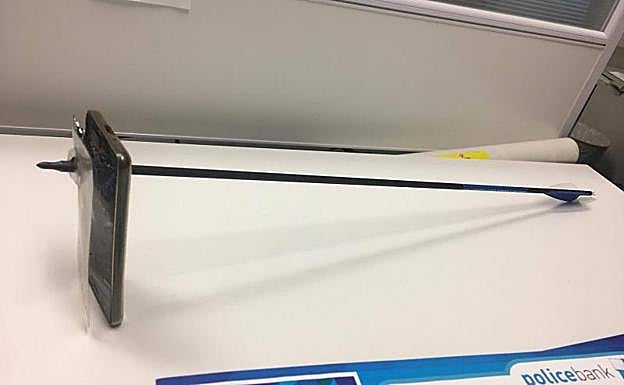 Se libra de un flechazo gracias a su teléfono móvil