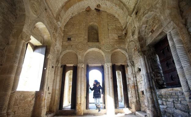 Una guía en Santa María del Naranco. 