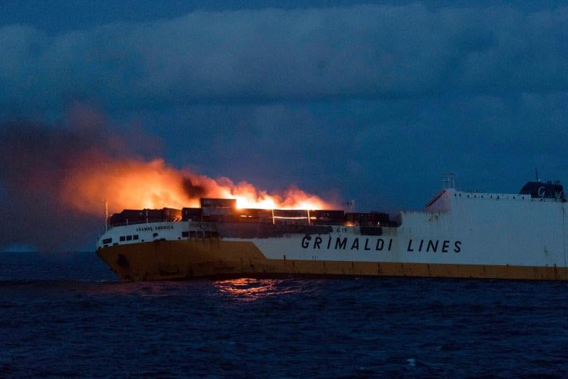 Un buque de carga italiano se hundió a unos 330 kilómetros de la costa atlántica occidental de Francia el martes, después de que barcos de rescate no pudieran apagar un incendio que se declaró el domingo, informaron las autoridades francesas