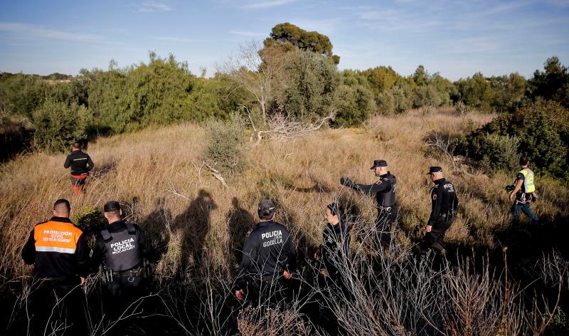 Más de cien efectivos de Guardia Civil, Policía Nacional y Local, voluntarios de Protección Civil y bomberos con perros especializados en hallar personas vivas y fallecidas han participado en la búsqueda de los dos niños desaparecidos en Godella (Valencia). Finalmente, sus cuerpos sin vida han sido encontrados cerca de su vivienda, semienterrados.