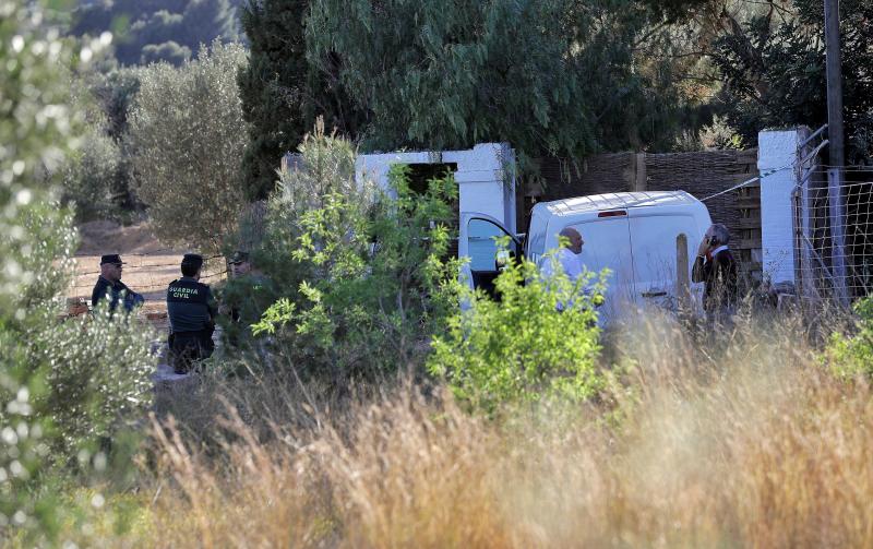 Más de cien efectivos de Guardia Civil, Policía Nacional y Local, voluntarios de Protección Civil y bomberos con perros especializados en hallar personas vivas y fallecidas han participado en la búsqueda de los dos niños desaparecidos en Godella (Valencia). Finalmente, sus cuerpos sin vida han sido encontrados cerca de su vivienda, semienterrados.