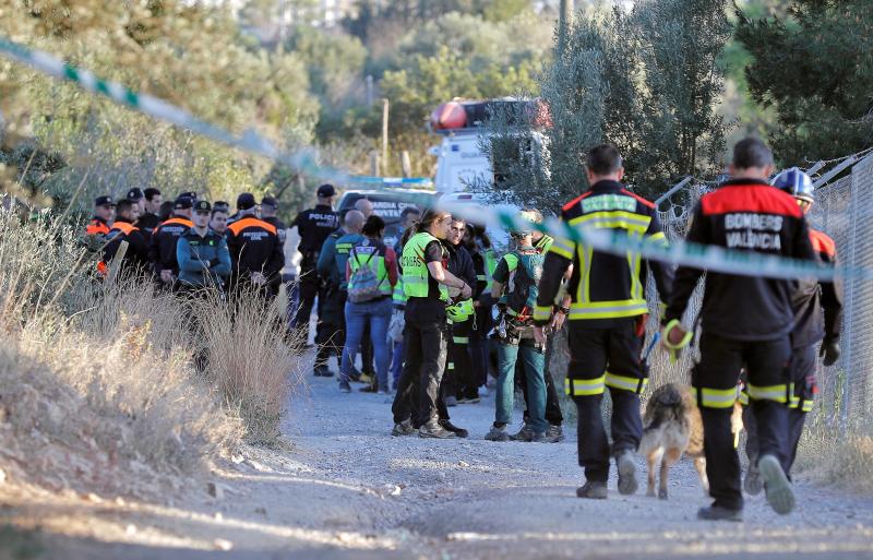 Más de cien efectivos de Guardia Civil, Policía Nacional y Local, voluntarios de Protección Civil y bomberos con perros especializados en hallar personas vivas y fallecidas han participado en la búsqueda de los dos niños desaparecidos en Godella (Valencia). Finalmente, sus cuerpos sin vida han sido encontrados cerca de su vivienda, semienterrados.