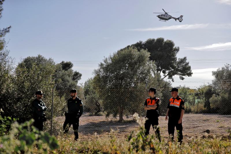 Más de cien efectivos de Guardia Civil, Policía Nacional y Local, voluntarios de Protección Civil y bomberos con perros especializados en hallar personas vivas y fallecidas han participado en la búsqueda de los dos niños desaparecidos en Godella (Valencia). Finalmente, sus cuerpos sin vida han sido encontrados cerca de su vivienda, semienterrados.