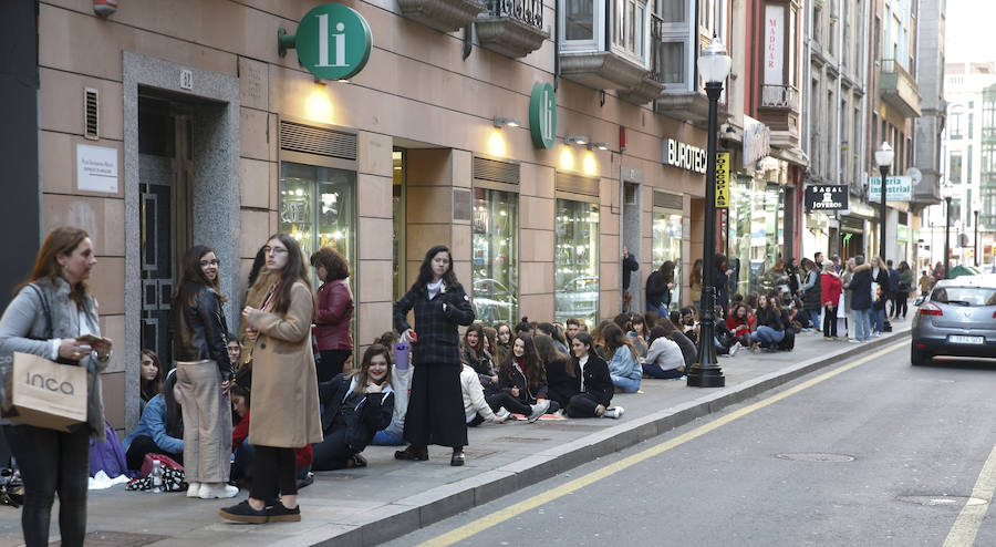 Decenas de personas aguardan desde primera hora de la tarde para a las puertas del Teatro Albéniz de Gijón, donde antes de las 22 horas comenzará el concierto de Alfred. 