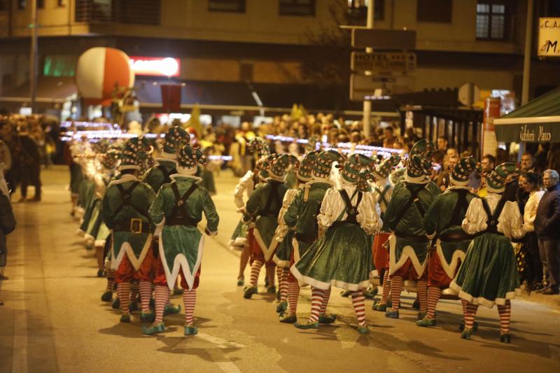 Las calles de Mieres acogieron anoche el desfile del 'Gran Antroxu' del concejo, que llega con una semana de retraso para que la celebración no coincidiese con la huelga del pasado 8 de marzo, día internacional de la mujer. La caravana de disfraces y color partió de La Mayacina hasta el Parque de Jovellanos. También hubo cortejo a 'La Truchona Escanciadora del Caudal' en el carro mortuorio, con acompañamiento de los fantasmas y charangas.